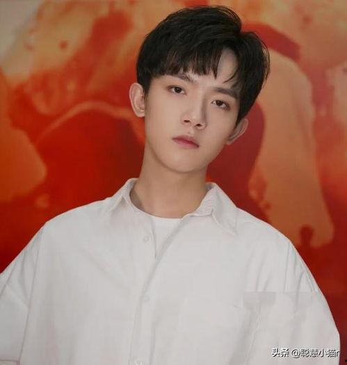 李明德爆料娱乐圈恋情,李明德独家爆料，明星情侣甜蜜互动引关注  第1张